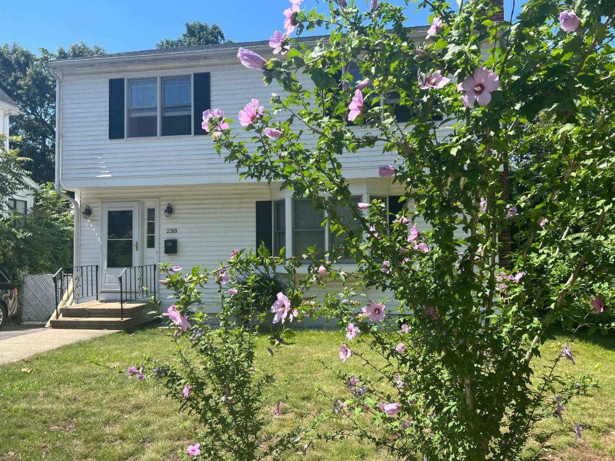 Room In Single Family House - Suburban Neighborhood In Boston Exterior foto