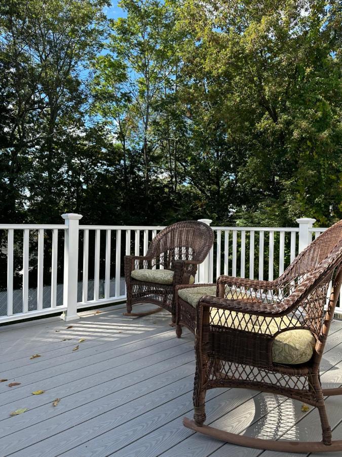 Room In Single Family House - Suburban Neighborhood In Boston Exterior foto