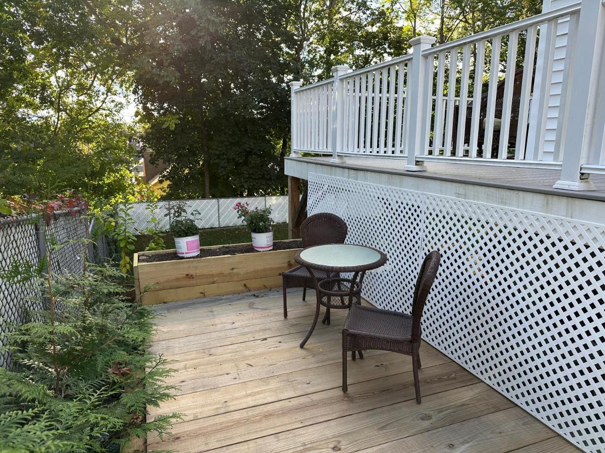 Room In Single Family House - Suburban Neighborhood In Boston Exterior foto